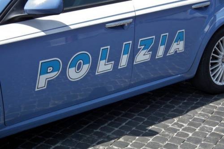 Auto in fiamme a Vibo Marina, sul posto polizia e vigili del fuoco