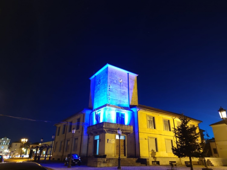 Il municipio di Serra si illumina di blu per la Giornata mondiale sull’autismo