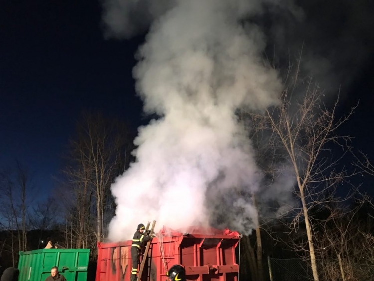 Serra, incendio in un container per la raccolta dei rifiuti - VIDEO