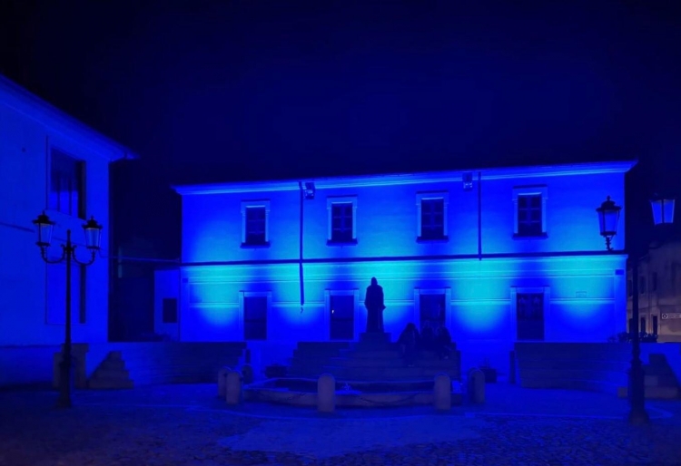 Serra, piazza Tucci si colora di blu a sostegno della campagna &quot;Uniti per la dislessia&quot;