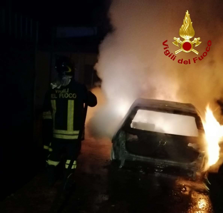 Auto distrutta da un incendio nel Vibonese, sul posto i vigili del fuoco