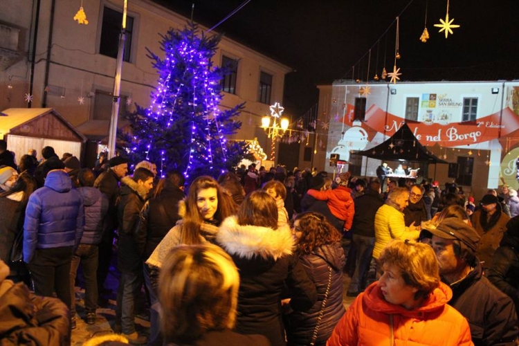 Serra, grande successo per l&#039;esordio del Mercatino di Natale