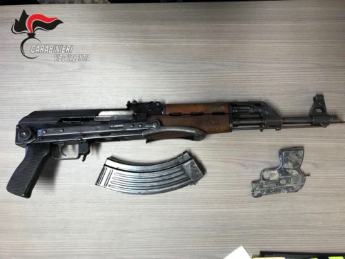 Controlli dei carabinieri a Nicotera, trovato un kalashnikov in un casolare abbandonato