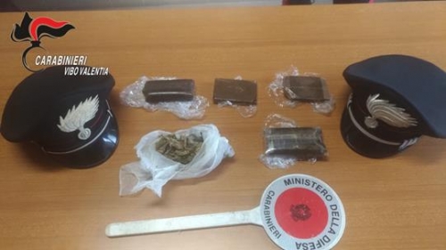 In auto con marijuana e hashish, arrestati dopo un inseguimento in autostrada