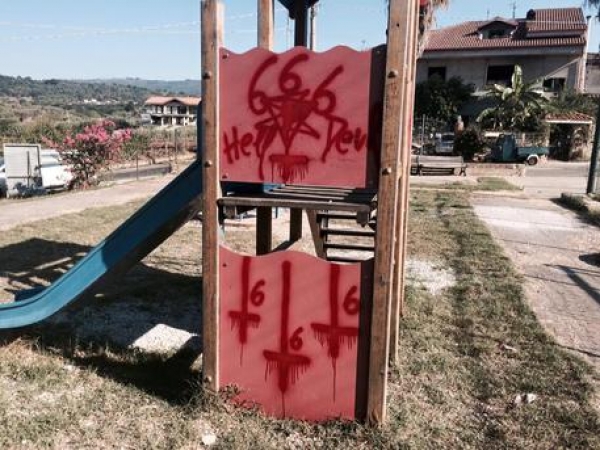 Limbadi, scritte sataniche in un parco giochi: avviate le indagini