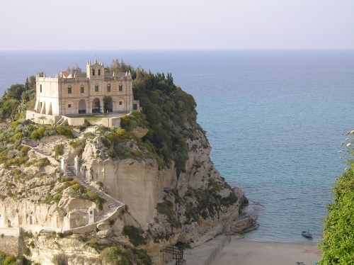 Viabilità, gli albergatori di Tropea contro la Provincia: «Sbagliato chiudere la strada principale ad apertura di stagione»