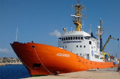 Migranti, la nave Aquarius approda a Vibo Marina con 588 persone