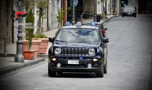 Evaso dai domiciliari scaraventa una donna a terra nel tentativo di sfuggire alla cattura, arrestato