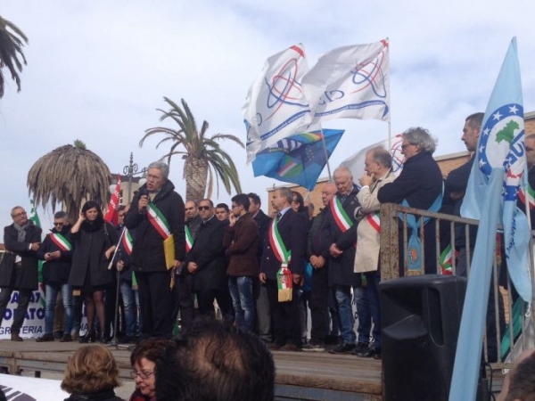 Vibo, oltre mille partecipanti al corteo per dire ‘no’ alla soppressione della Prefettura