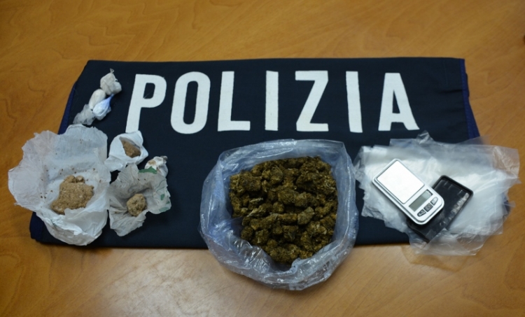 In casa con cocaina, eroina e marijuana: ai domiciliari un 48enne di Rombiolo