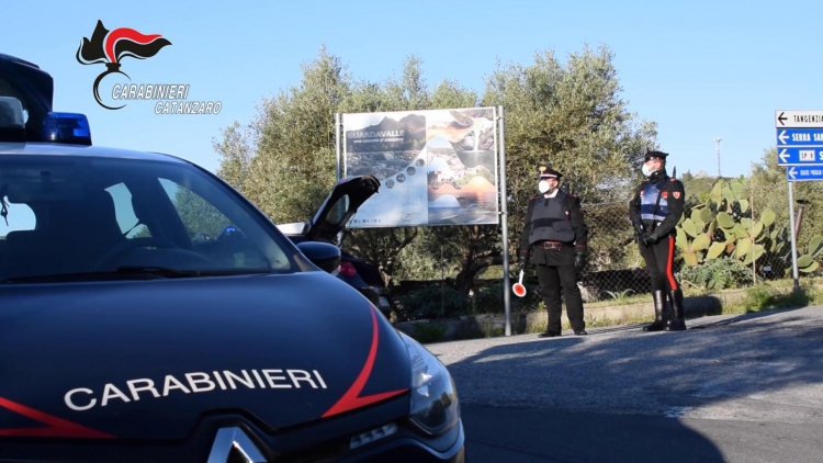 Usura ed estorsione, arrestati due coniugi di Guardavalle. Per la Dda sono vicini ai Gallace