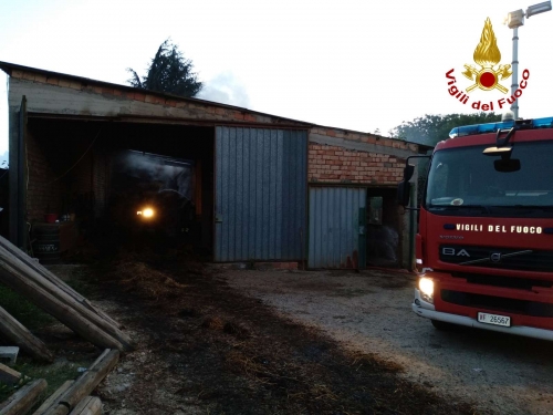 Capannone in fiamme a San Gregorio