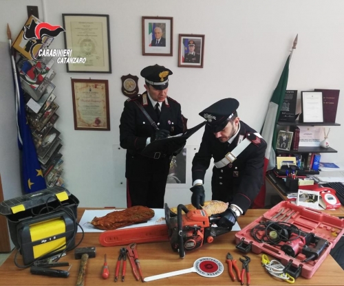 Sant’Andrea, sorpresi in auto con della merce rubata: arrestati