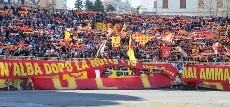 Tifoso della Reggina aggredito a Soverato dagli ultrà del Catanzaro, emessi 6 Daspo