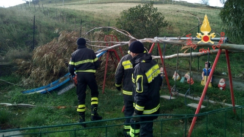 Disagi per il forte vento, interventi dei Vigili del Fuoco anche a San Vito e Olivadi