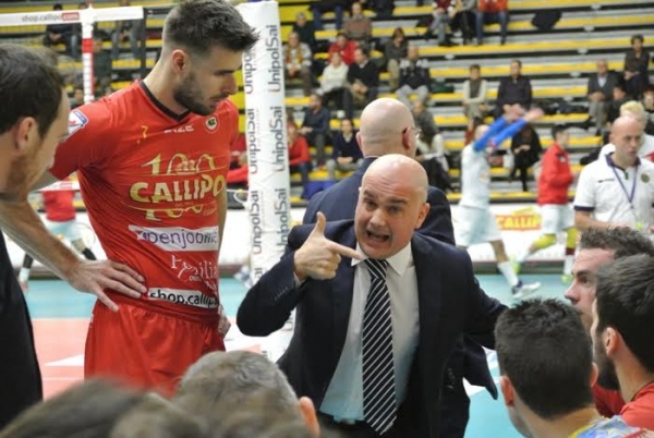 Nella foto, la concentrazione di coach Mastrangelo durante un time-out (foto di Franco Pirito)