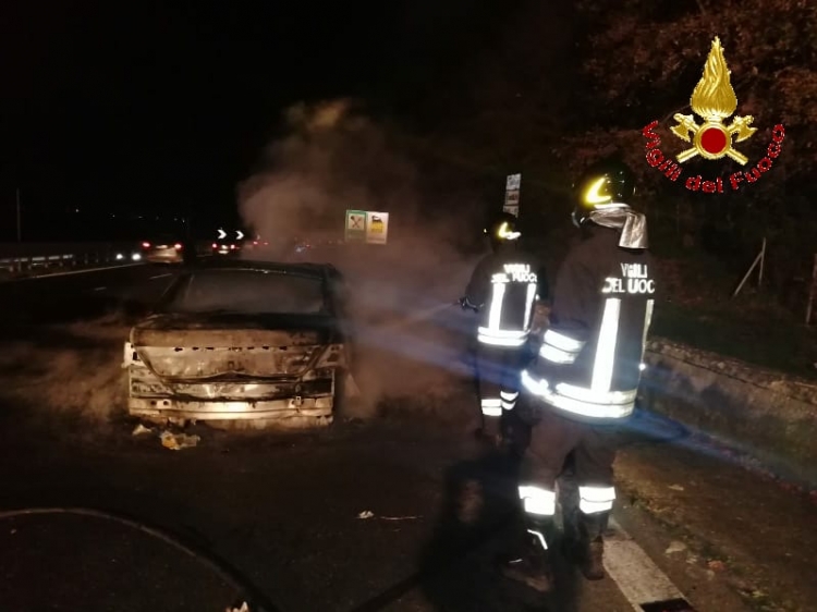 Auto in fiamme sul tratto vibonese dell’A2