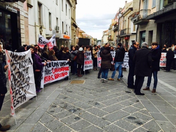 Infocontact, sit-in di protesta a Vibo. Ecco la lettera che gli operatori consegneranno al Prefetto