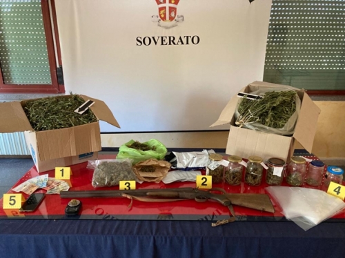 In casa con 5 chili di marijuana, arrestato un 27enne di Davoli