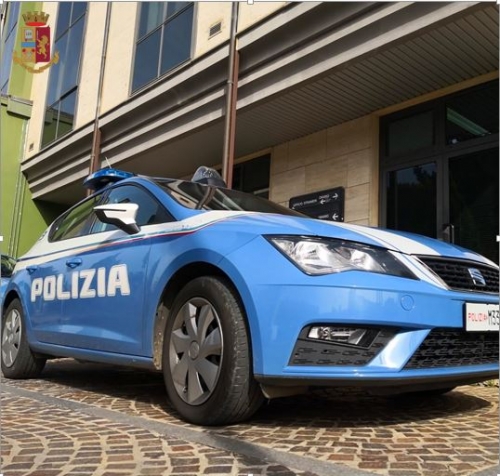 Mette in scena la “truffa dello specchietto” ma viene scoperto dalla polizia, denunciato un 20enne a Vibo