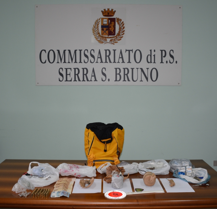 Hashish, munizioni e banconote false nascoste in due abitazioni a Serra: una denuncia