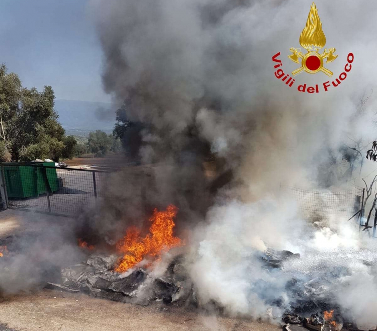 San Gregorio, rifiuti in fiamme all’entrata dell’isola ecologica