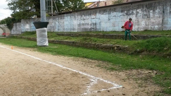 &#039;La Quercia&#039; nel degrado. La manutenzione la fanno i giocatori della Serrese - LE FOTO