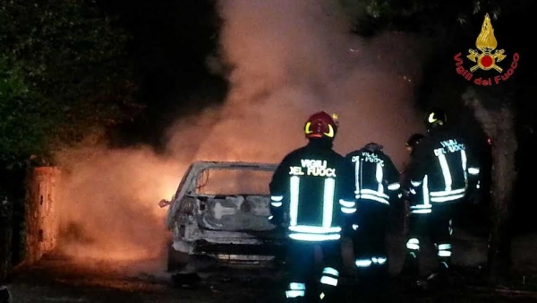 Pizzo, auto distrutta dalle fiamme nel residence Porto Ada