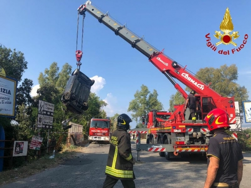 Vibo Marina, finisce con l’auto in prossimità dei binari