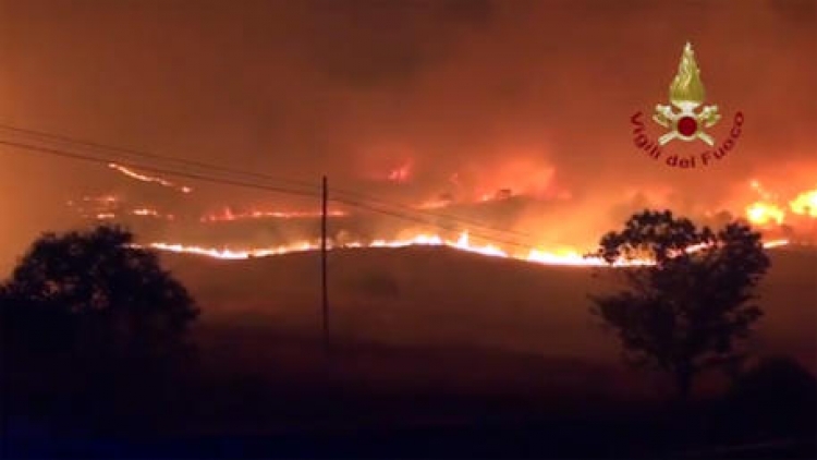 Incendi, Spirlì: «Situazione drammatica, attivi 110 roghi in tutta la Calabria»