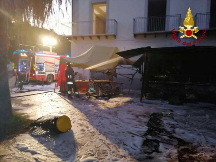 Vibo Marina, incendio distrugge un furgone adibito a punto ristoro