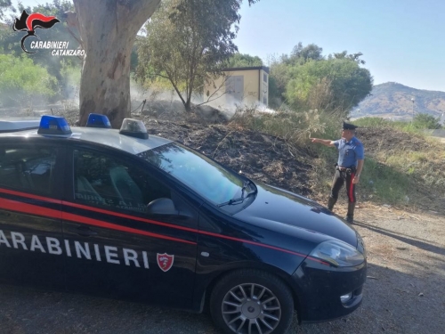 Incendio su una collina a Soverato, obbligo di presentazione alla pg per un 35enne di Davoli