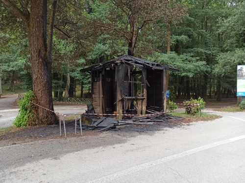 Coro di condanna per l’incendio alla casetta dei parcheggi di Santa Maria