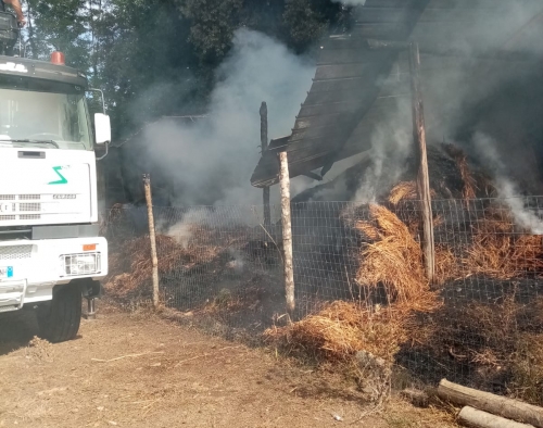 Incendio distrugge il fienile di un’azienda agricola a Vallelonga