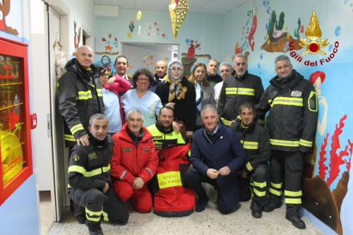 Epifania, i vigili del fuoco portano la befana a Vibo - LE FOTO