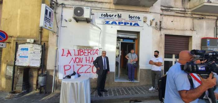 Nicotera festeggia la riapertura della tabaccheria di Carmine Zappia