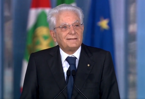 Mattarella a Pizzo per l’inaugurazione dell’anno scolastico: «Con le vaccinazioni mai più chiusure»