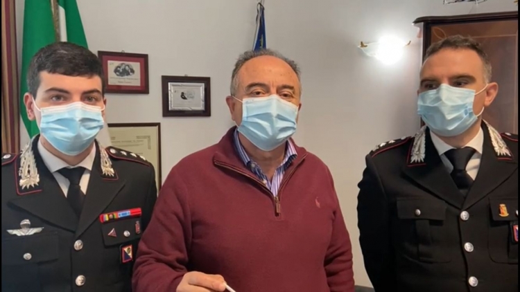 (Da sinistra il capitano Marco Di Caprio, comandante della Compagnia carabinieri Serra San Bruno, il procuratore Nicola Gratteri e il tenente colonnello Alessandro Corda, comandante del Reparto Operativo carabinieri Vibo Valentia)