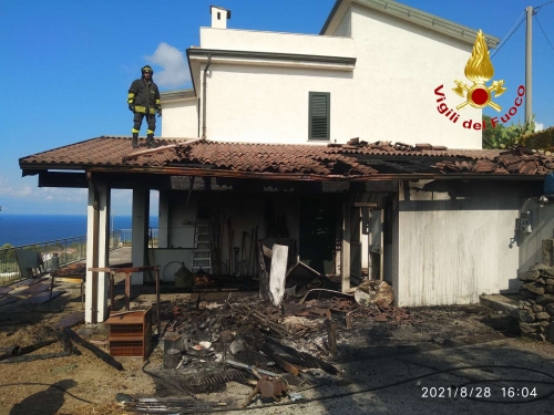 Incendio nel Vibonese, anche due villette interessate dalle fiamme - FOTO