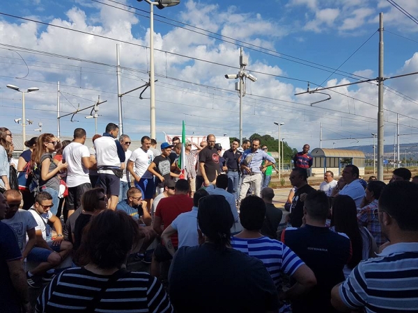 Mare sporco a Nicotera, dopo il municipio i cittadini occupano anche i binari