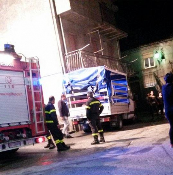 Serra, in fiamme un furgone in pieno centro storico