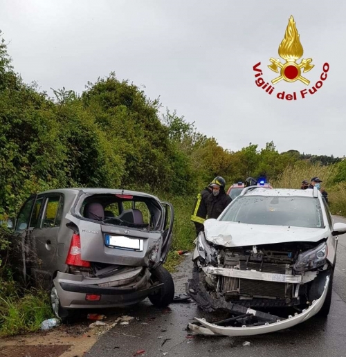 Scontro tra due auto nel Vibonese, passeggero incastrato estratto dai vigili del fuoco