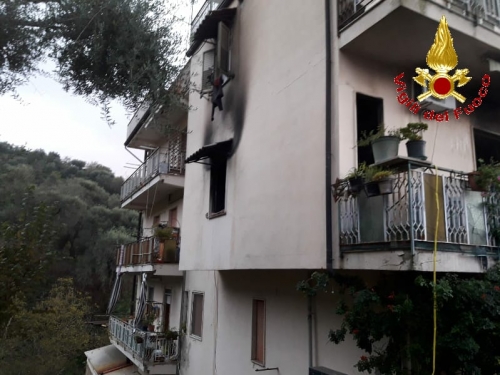 Incendio in un appartamento a Gerocarne, intervengono i vigili del fuoco