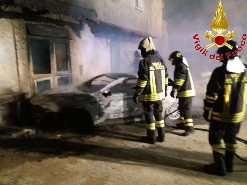 Auto in fiamme tra Sant’Onofrio e Vibo