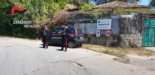 Vandalizzano un’auto, denunciati due giovani a Francica