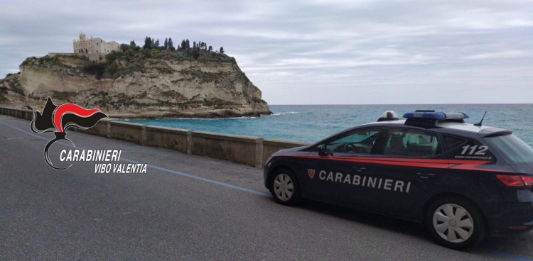 Fumavano e bevevano in piazza dopo aver fatto la spesa, denunciati due giovani nel Vibonese