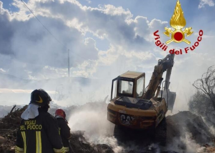 Incendio in una discarica abusiva nel Soveratese