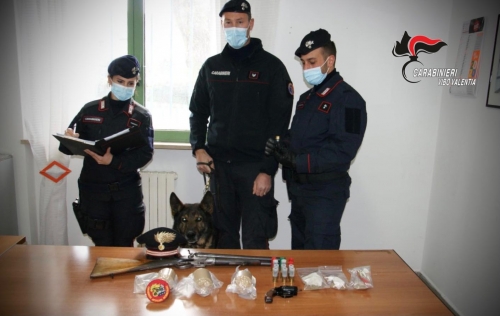 Trovate armi in un’abitazione a Simbario, arrestato un 37enne