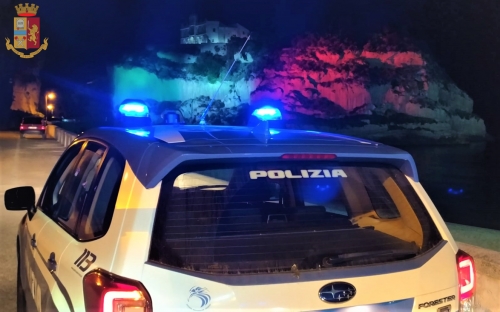 Controlli della polizia a Tropea, sanzionata un’attività commerciale