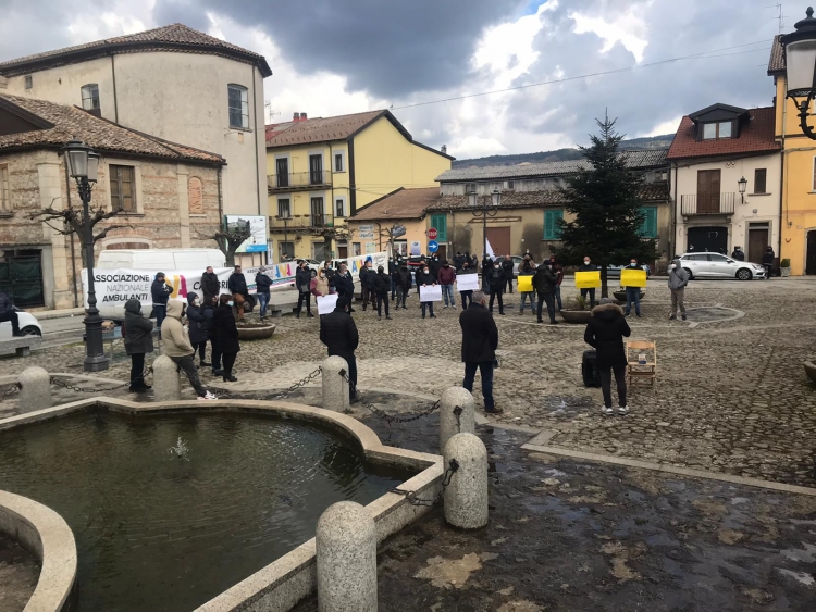 Serra, sit-in dei commercianti ambulanti contro la sospensione del mercato: «Chiediamo solo di lavorare»